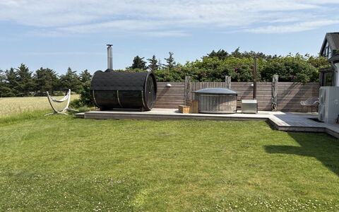 Elida - 400M from the Sea: Have, Lawn, Backyard, Gård, Landscaping, Udendørs Struktur, Garden Bygninger, Kunstgræs, Udendørs Møbler, Dæk