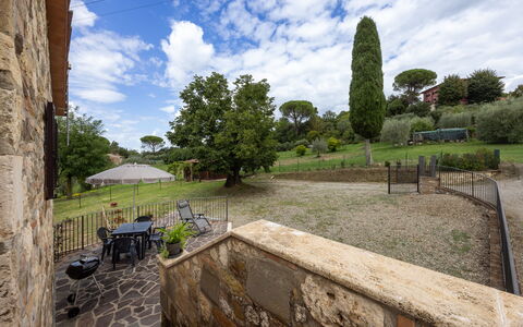 Oliveto Del Cantarello: Landskab, Land Lot, Have, Skygge, Landscaping, Estate, Gård, Backyard, Udendørs Møbler, Flise