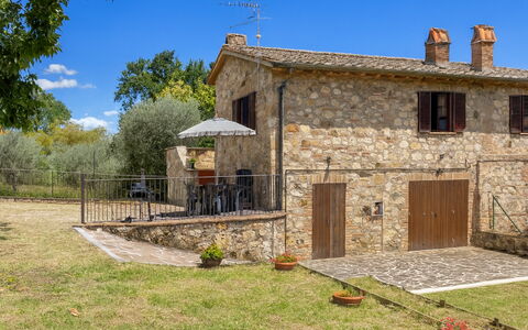 Oliveto Del Cantarello: Sommerhus, Dør, Stuehus, Estate, Stenmur, Landsby, Mursten, Hegn, Backyard, Villa