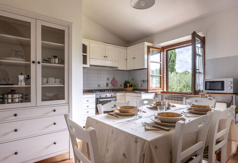 Oliveto Del Cantarello: Møbel, Indretning, Gulvbelægning, Træ, Cabinetry, Køkken, Loft, Bord, Køkken Apparat, Stol