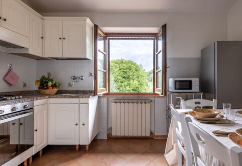 Oliveto Del Cantarello: Indretning, Køkken Apparat, Køkken, Træ, Møbel, Gulvbelægning, Større Bandage, Cabinetry, Countertop, Værelse