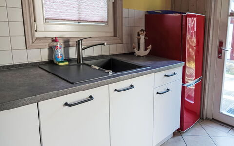 Haus 207: Køkken, Countertop, Køkkenvask, Køkken Apparat, Større Bandage, Gulvbelægning, Sanitærarmatur, Cabinetry, Håndvask, Tap
