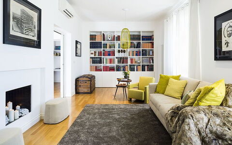 Penthouse: Møbel, Indretning, Etage, Gulvbelægning, Couch, Væg, Stue, Trægulve, Værelse, Hjem