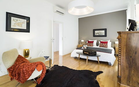 Penthouse: Møbel, Indretning, Gulvbelægning, Seng, Etage, Væg, Soveværelse, Værelse, Træ, Loft