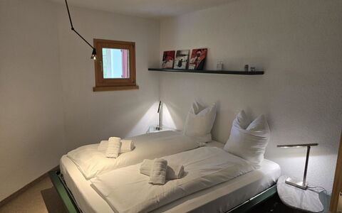 Ferienwohnung Selva: Væg, Træ, Etage, Indretning, Gulvbelægning, Møbel, Loft, Seng, Soveværelse, Sengetøj