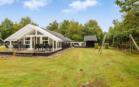 Madita - 30Km from the Sea: Tag, Hus, Hjem, Sommerhus, Dør, Sidespor, Dæk, Veranda, Planke, Hårdttræ