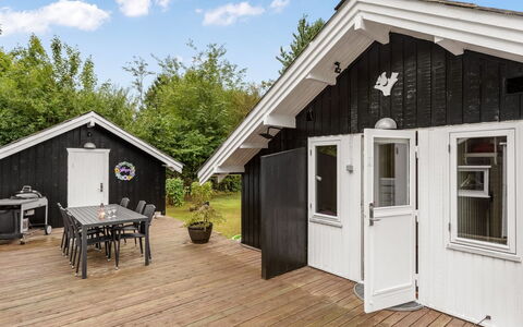 Madita - 30Km from the Sea: Tag, Hus, Hjem, Sommerhus, Dør, Sidespor, Dæk, Veranda, Planke, Hårdttræ