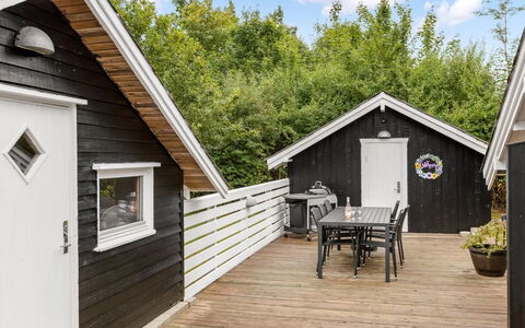 Madita - 30Km from the Sea: Tag, Hus, Hjem, Sommerhus, Dør, Sidespor, Dæk, Veranda, Planke, Hårdttræ
