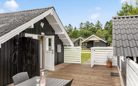Madita - 30Km from the Sea: Tag, Hus, Hjem, Sommerhus, Dør, Sidespor, Dæk, Veranda, Planke, Hårdttræ