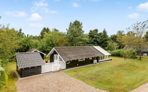 Madita - 30Km from the Sea: Tag, Hus, Hjem, Sommerhus, Dør, Sidespor, Dæk, Veranda, Planke, Hårdttræ