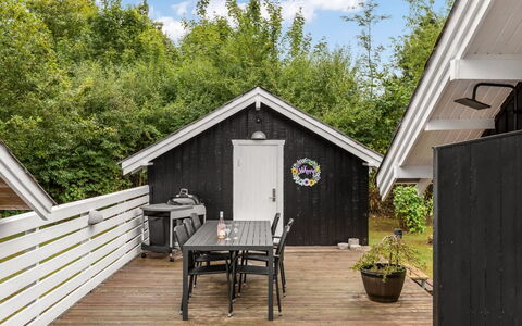 Madita - 30Km from the Sea: Træ, Hjem, Arkitektur, Hus, Sommerhus, Sidespor, Tag, Dør, Veranda, Planke