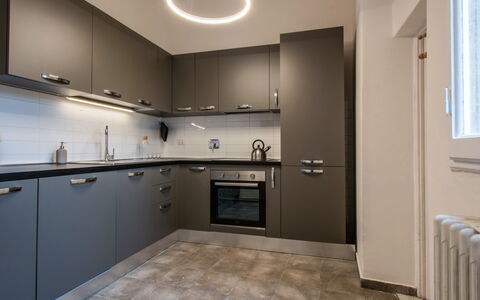 Piazza del Carmine Apartament: Køkken, Countertop, Køkken Apparat, Cabinetry, Indretning, Større Bandage, Loft, Lysarmatur, Gulvbelægning, Komfur