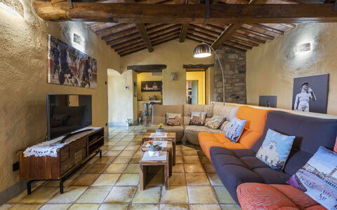 Villa Belchianti: Møbel, Indretning, Gulvbelægning, Couch, Væg, Etage, Træ, Stue, Loft, Værelse
