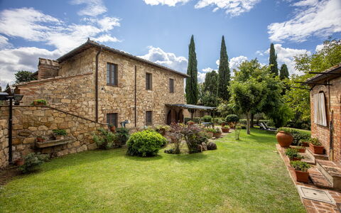 Maria Gabriella Holiday Home In Monticchiello: Sommerhus, Estate, Have, Backyard, Mursten, Stuehus, Landscaping, Villa, Historisk Hus