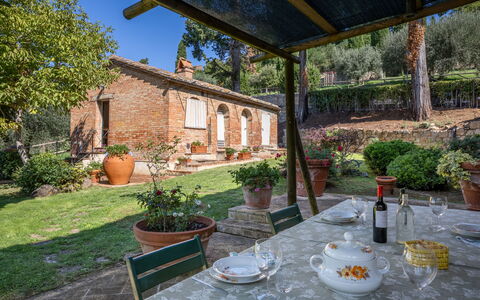 Maria Gabriella Holiday Home In Monticchiello: Mursten, Sommerhus, Hacienda, Blomsterkrukke, Stueplante, Backyard, Mad, Stol, Stuehus, Villa