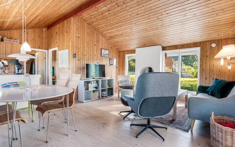 Eggertsine - 1.2Km from the Sea: Træ, Hjem, Hus, Loft, Sommerhus, Dør, Hårdttræ, Stol, Bjælkehytte, Stue