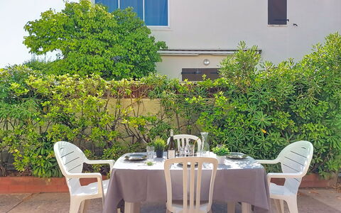 Le Barcarès 255: Møbel, Stol, Udendørs Bord, Udendørs Møbler, Skygge, Køkken & Spisebord, Have, Gård, Landscaping, Backyard
