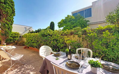 Le Barcarès 255: Busk, Have, Landscaping, Gård, Stol, Skygge, Hacienda, Backyard, Udendørs Møbler, Gårdsplads