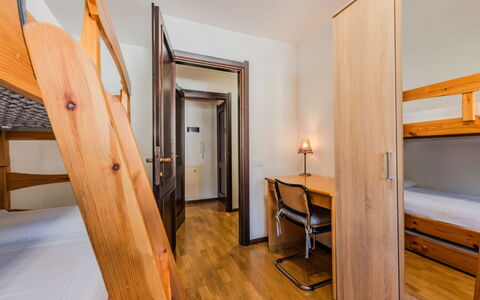 Al Parco: Køjeseng, Træ, Gulvbelægning, Etage, Seng, Indretning, Møbel, Loft, Soveværelse, Bed Frame