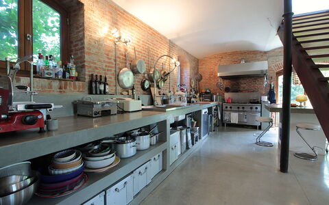 Villa Poggio Zucchino, Pool, Wellness, Piacenza: Indretning, Møbel, Belysning, Countertop, Køkken, Lysarmatur, Loft, Hylde, Værelse, Vvs
