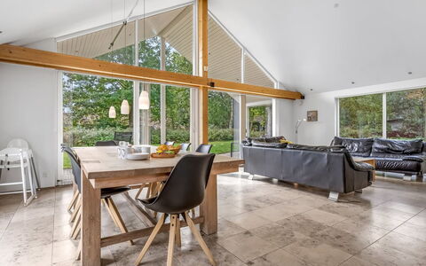 Talitha - 40M from the Sea: Gulvbelægning, Træ, Indretning, Loft, Møbel, Etage, Couch, Stue, Trægulve, Køkken & Spisebord
