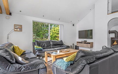 Talitha - 40M from the Sea: Møbel, Træ, Indretning, Couch, Gulvbelægning, Stue, Loft, Etage, Værelse, Hjem