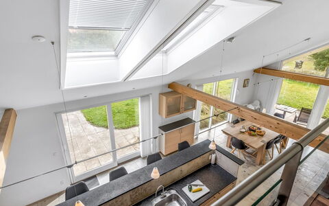 Talitha - 40M from the Sea: Træ, Loft, Indretning, Gulvbelægning, Køkken, Attic, Hårdttræ, Countertop, Bjælke
