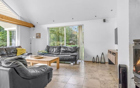 Talitha - 40M from the Sea: Træ, Gulvbelægning, Indretning, Møbel, Couch, Etage, Loft, Stue, Værelse, Hjem