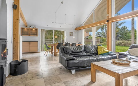 Talitha - 40M from the Sea: Gulvbelægning, Træ, Indretning, Loft, Etage, Couch, Stue, Møbel, Trægulve, Hårdttræ