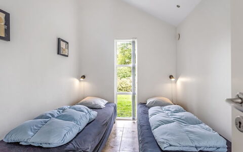 Talitha - 40M from the Sea: Loft, Etage, Soveværelse, Gulvbelægning, Seng, Sengetøj, Sengetøj, Bed Frame, Dagslys, Madras