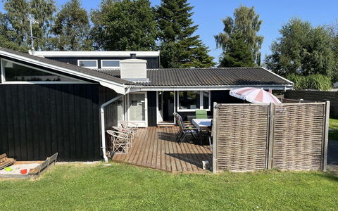 Effy - 600M from the Sea: Tag, Hus, Hjem, Sommerhus, Dør, Sidespor, Dæk, Veranda, Planke, Hårdttræ