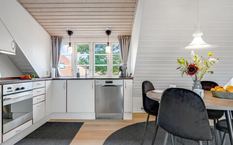 Edel - 250M from the Sea: Gulvbelægning, Træ, Indretning, Trægulve, Etage, Loft, Møbel, Køkken, Hjem, Køkken & Spisebord