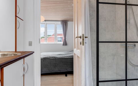Edel - 250M from the Sea: Træ, Gulvbelægning, Etage, Indretning, Soveværelse, Loft, Værelse, Seng, Lejlighed, Bejdse