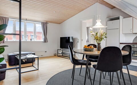 Edel - 250M from the Sea: Møbel, Indretning, Gulvbelægning, Træ, Loft, Etage, Lysarmatur, Hjem, Stue, Bord