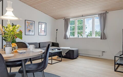 Edel - 250M from the Sea: Møbel, Indretning, Couch, Gulvbelægning, Træ, Loft, Stue, Etage, Værelse, Bord