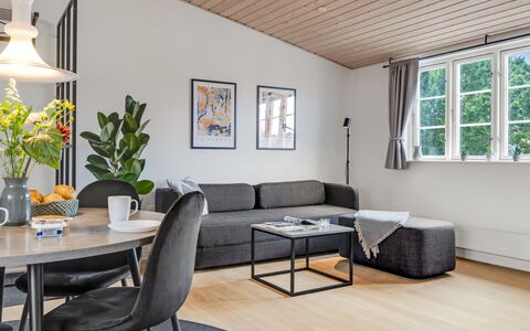 Edel - 250M from the Sea: Møbel, Indretning, Couch, Gulvbelægning, Væg, Stue, Etage, Træ, Loft, Bord