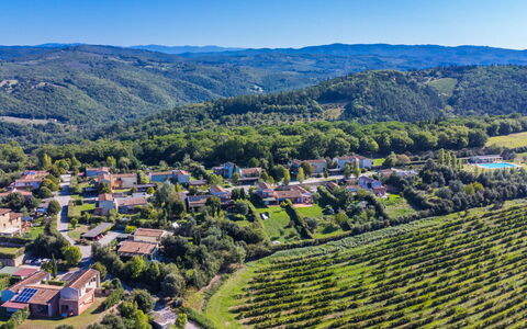 Albachiara: Lejlighed, Estate, Gård, Lawn, Landscaping, Altan, Villa