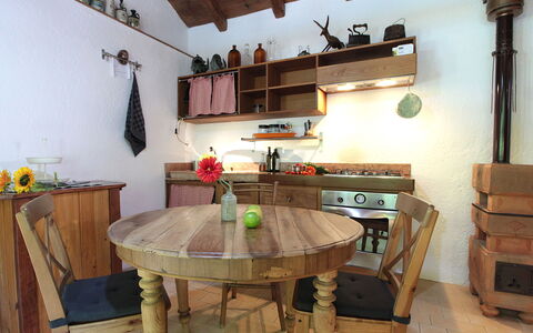 Chalet Fagarè, Pool, Sauna, Prosecco Hills: Møbel, Indretning, Gulvbelægning, Træ, Etage, Køkken, Cabinetry, Værelse, Belysning, Bord