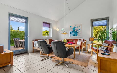 Mainio - 800M from the Sea: Møbel, Indretning, Gulvbelægning, Etage, Stol, Træ, Loft, Bord, Couch, Stue