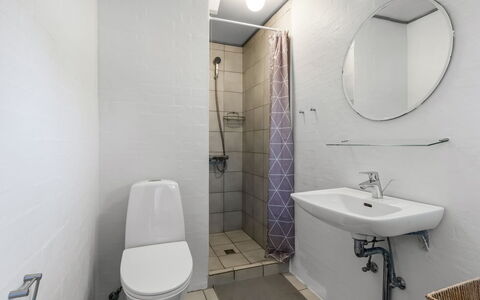 Mainio - 800M from the Sea: Toiletbræt, Toilet, Sanitærarmatur, Badeværelse, Gulvbelægning, Væg, Etage, Indretning, Badeværelsesvask, Håndvask