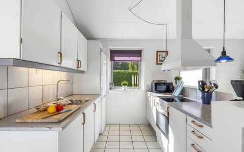 Mainio - 800M from the Sea: Køkken, Indretning, Countertop, Gulvbelægning, Loft, Køkken Apparat, Etage, Større Bandage, Lysarmatur, Cabinetry
