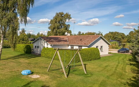 Mainio - 800M from the Sea: Græs, Hus, Busk, Land Lot, Landskab, Hjem, Sommerhus, Lawn, Tag