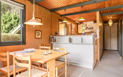 Aron - 30Km from the Sea: Træ, Indretning, Loft, Møbel, Gulvbelægning, Etage, Køkken & Spisebord, Værelse, Køkken, Bejdse
