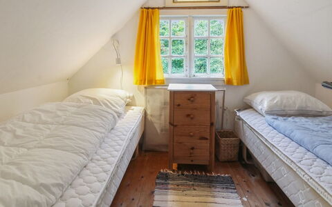 Thorfrid - 1Km from the Sea: Træ, Soveværelse, Seng, Indretning, Møbel, Etage, Gulvbelægning, Hjem, Bed Frame, Sengetøj