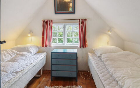 Thorfrid - 1Km from the Sea: Træ, Seng, Soveværelse, Indretning, Loft, Møbel, Etage, Sengetøj, Bed Frame, Sengetøj