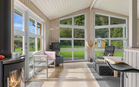 Solja - 85M from the Sea: Indretning, Gulvbelægning, Loft, Etage, Stue, Møbel, Værelse, Couch, Hjem