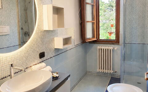 Villa Costa al Bagno: Gulvbelægning, Væg, Sanitærarmatur, Indretning, Etage, Badeværelsesvask, Badeværelse, Håndvask, Tap, Vvs