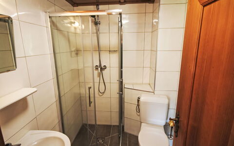 Gortipohl 620: Badeværelse, Badeværelsesvask, Sanitærarmatur, Etage, Gulvbelægning, Toiletbræt, Toilet, Indretning, Håndvask, Værelse