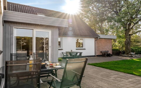 Missa - 2Km to the Fjord: Blå, Busk, Sommerhus, Bunddække, Have, Estate, Skygge, Landscaping, Stuehus, Eco Hotel