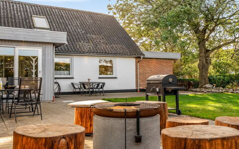 Missa - 2Km to the Fjord: Blå, Busk, Sommerhus, Bunddække, Have, Estate, Skygge, Landscaping, Stuehus, Eco Hotel